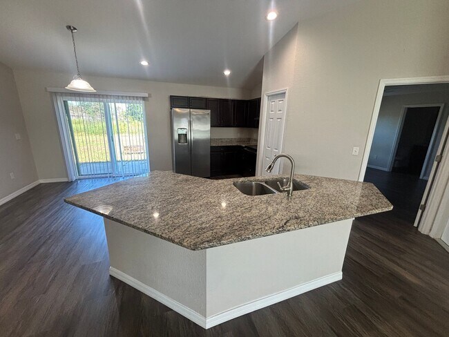 Building Photo - Modern 3 bedroom 2 Bathroom House, No Carpet!