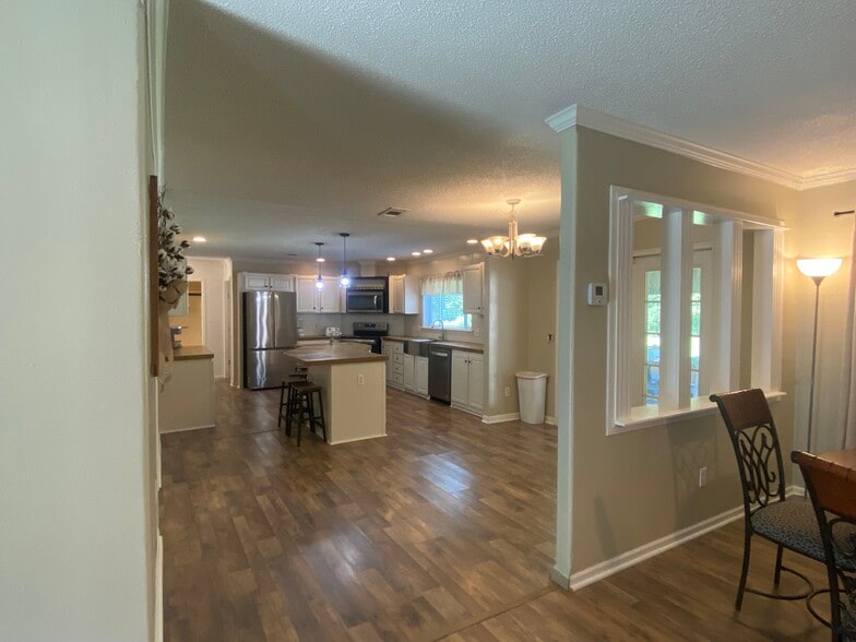 Building Photo - 461 Crewlake Loop