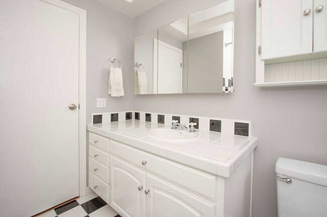 Building Photo - 263 Knight Dr