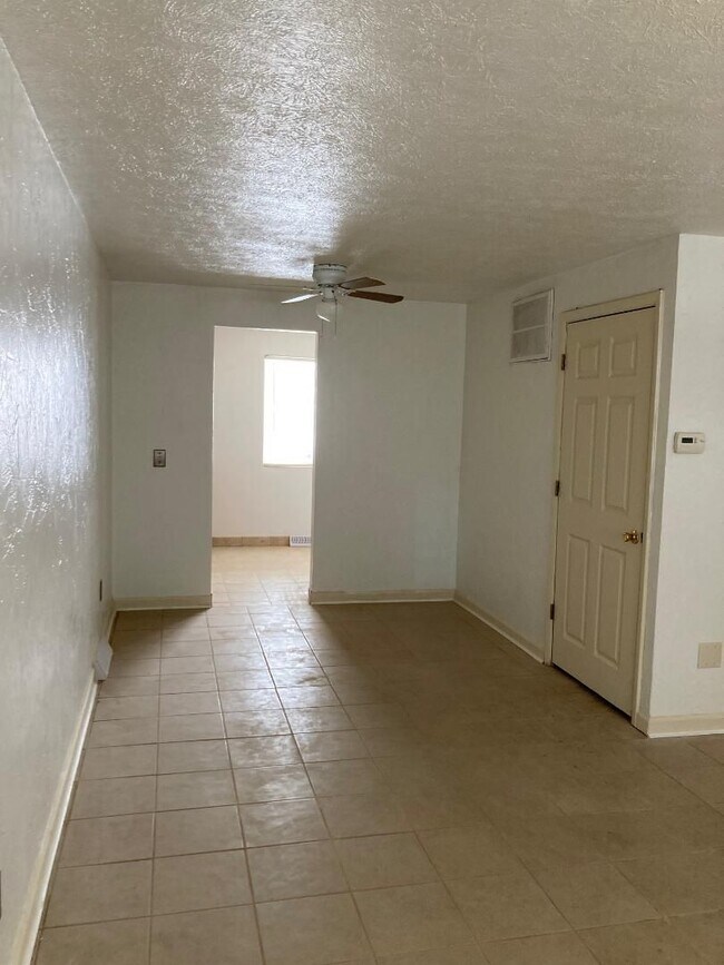 Building Photo - 2 Bedroom Condo for Rent  Warrenville HTS