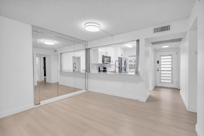 Building Photo - 1102 Bahama Bend