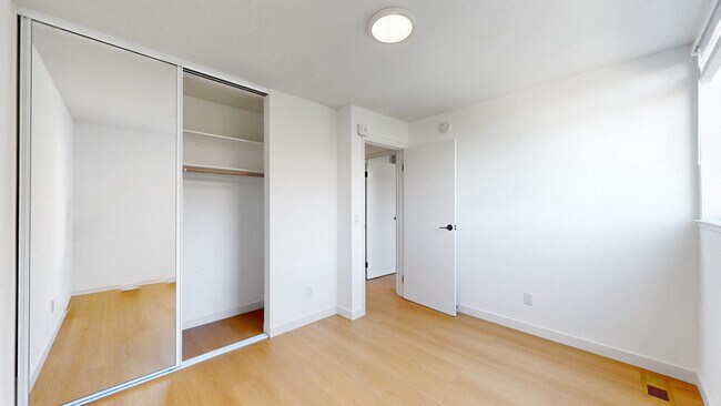 Building Photo - 2033 Castro St