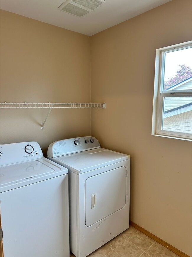 Building Photo - 2Bd/2.5Ba Maple Valley Townhouse