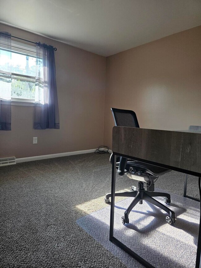Building Photo - 76B
