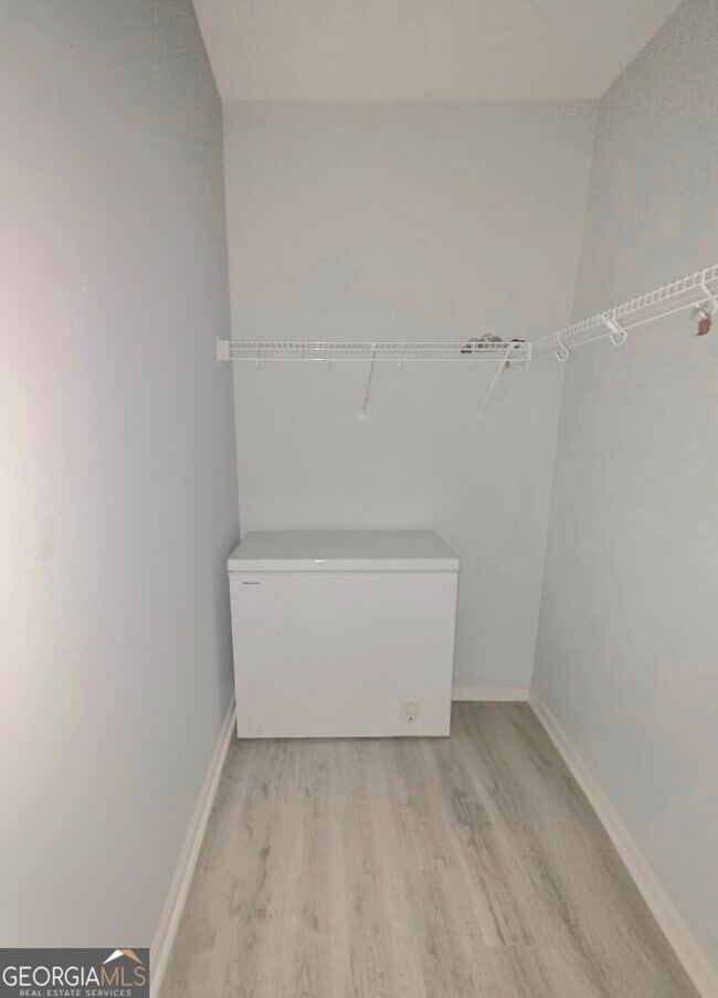 Building Photo - 564 Edgefield Way