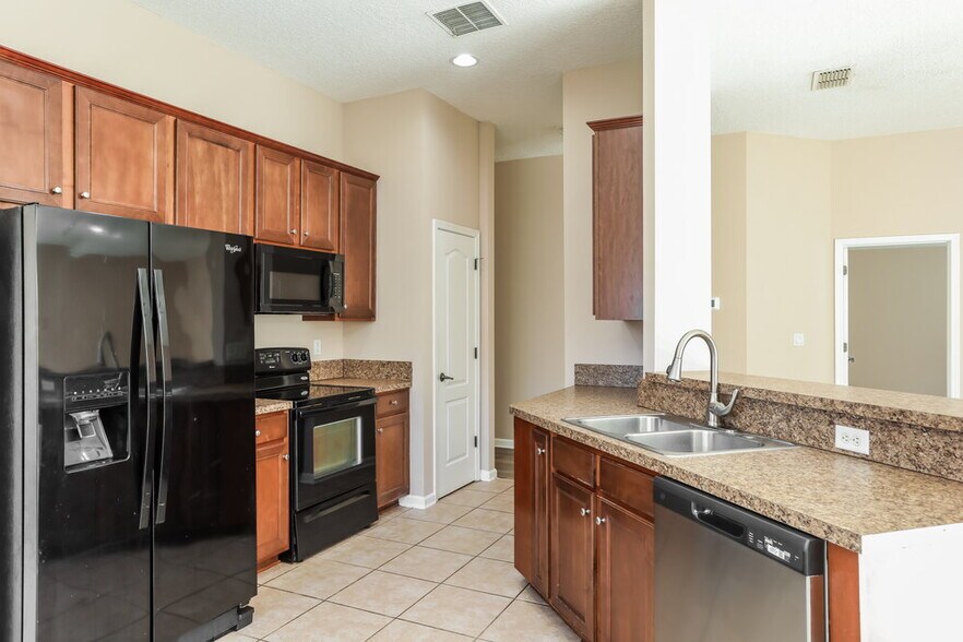 Building Photo - 3290 Silverado Cir