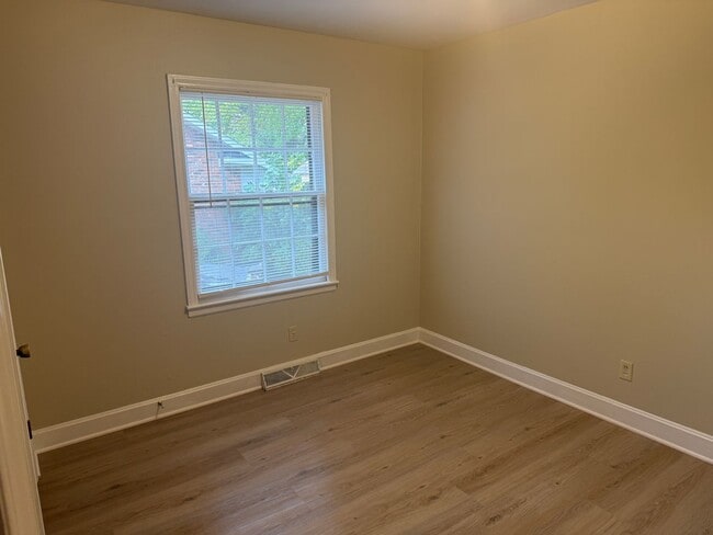 Building Photo - Beautifully Updated Two Bedroom Duplex