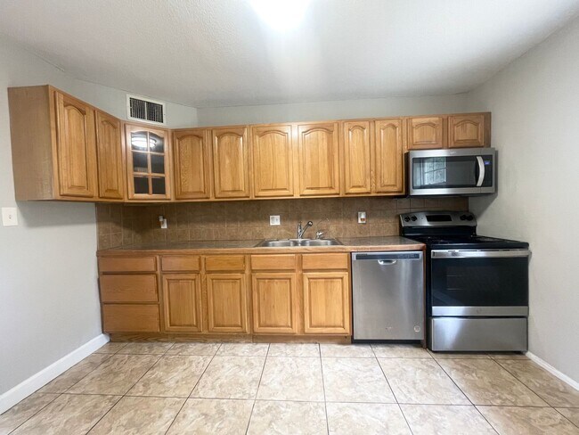 Building Photo - Sanford 3br Home ~ Freshly Painted ~ Tile/...