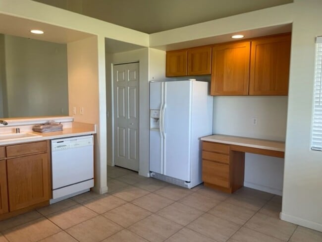 Building Photo - $4,000 / Beautiful 3 bedrm/2 bath home wit...