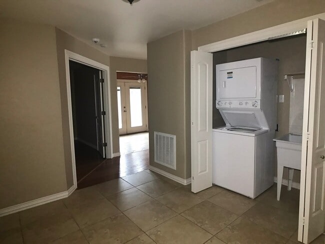 Building Photo - 3Bed/2Bath In Cimarron now Available!