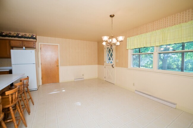 Building Photo - 3 bed 2 bath home in Valparaiso