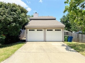 Building Photo - 725 Cain Dr