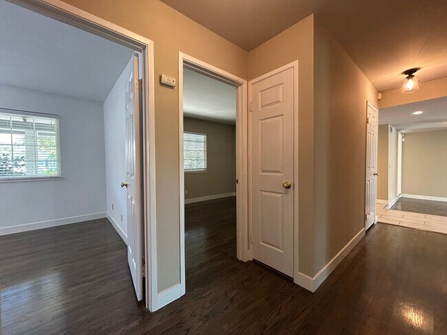 Building Photo - Recently Remodeled Single-Story 3/2 Gem in...