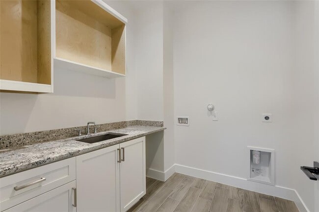 Building Photo - 7 Denbury Glen