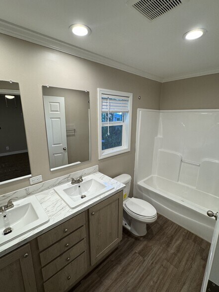 Building Photo - 9027 Fairglade Dr N