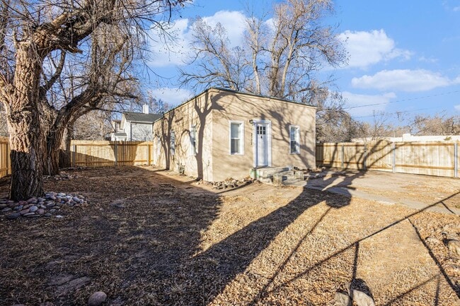 Building Photo - 2 Bedroom Single Family Home*Remodeled* Utilities included in rent!