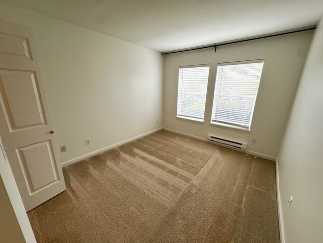 Building Photo - Clean & Bright Federal Way Condo with/ Gar...