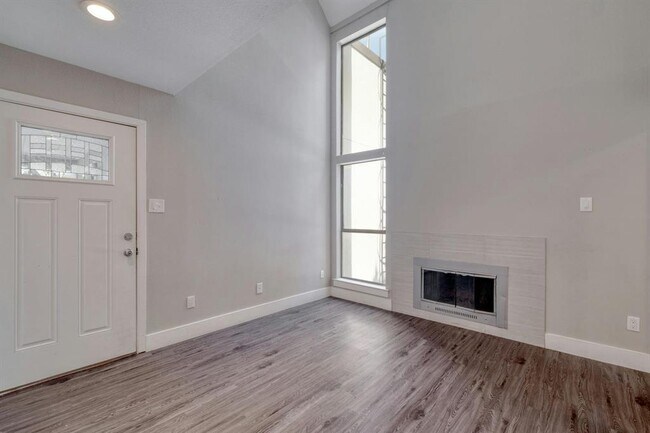 Building Photo - 935 La Posada Dr