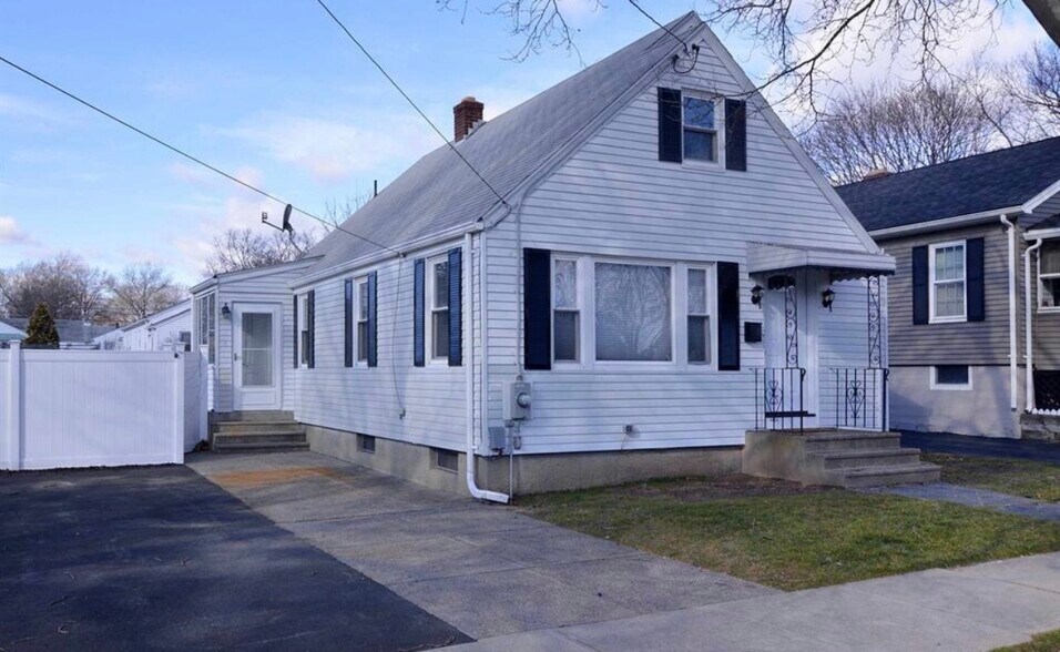 Building Photo - 62 Carteret St