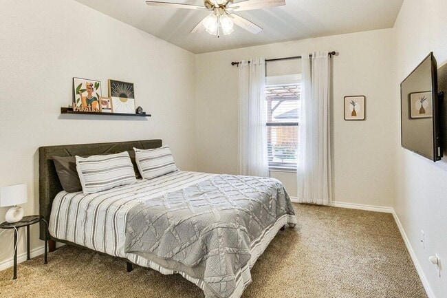 Building Photo - 806 E 19th St