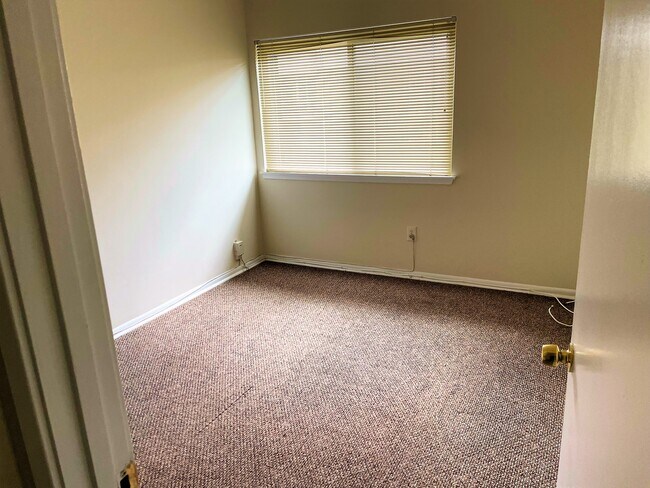 Bedroom - 10222 Prince Plz