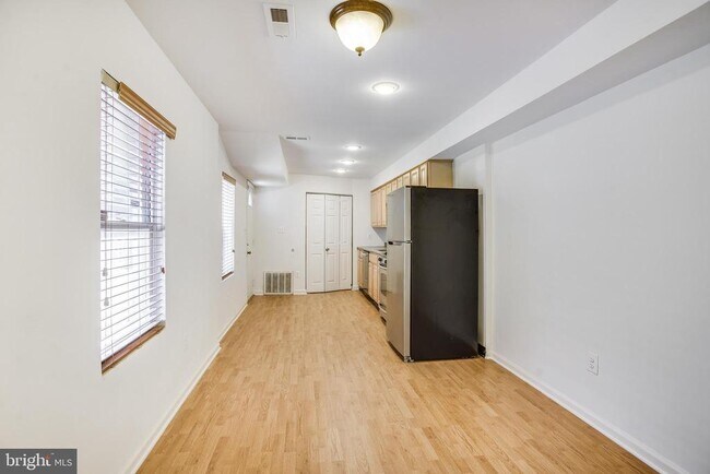 Building Photo - 729 10th St NE