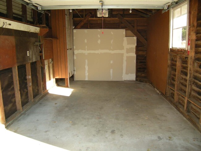 Building Photo - Private In-law unit close to downtown!