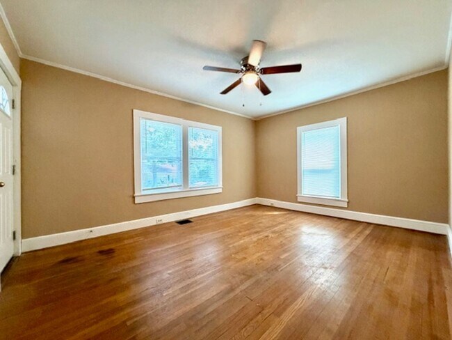 Building Photo - 1/2 MO/OFF SPECIAL - 3 bed/1 bath Fenced yard - Storage/Garage