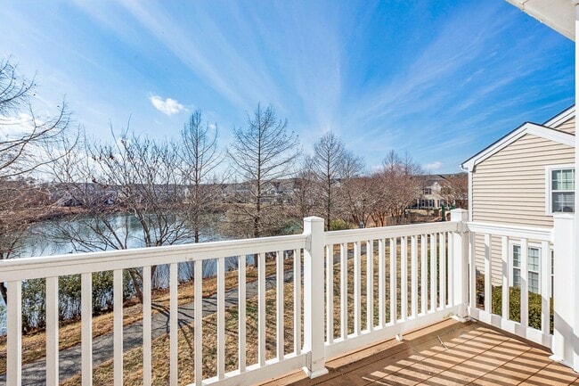 Building Photo - Suffolk Condo- Ready for move in