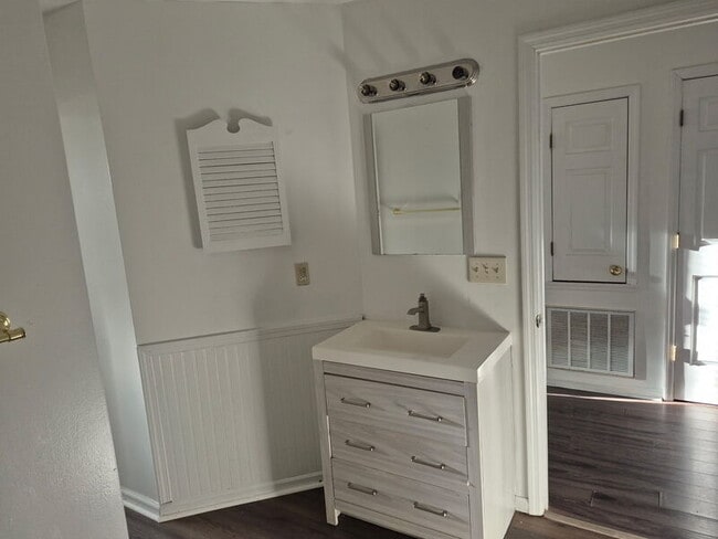 Building Photo - 1004 Brookhollow Dr