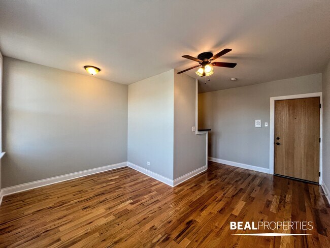 Building Photo - 818 W Diversey Pkwy