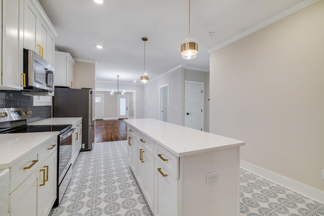 Building Photo - Townhome Close To Downtown..Available NOW!!!