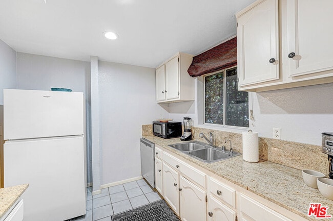 Building Photo - 619 N Plymouth Blvd