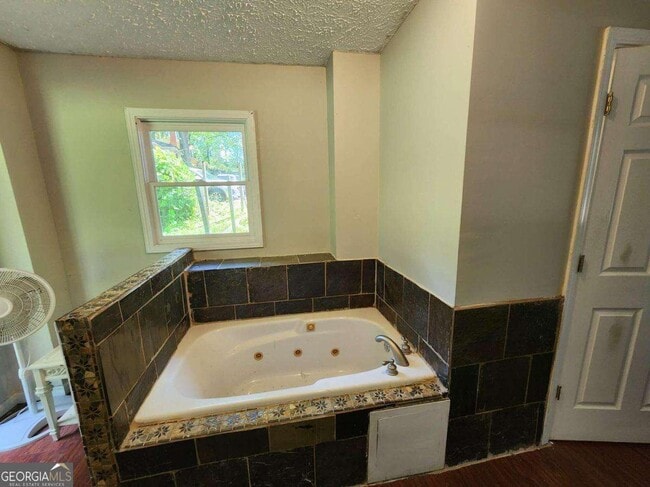 Building Photo - 3220 Memorial Dr