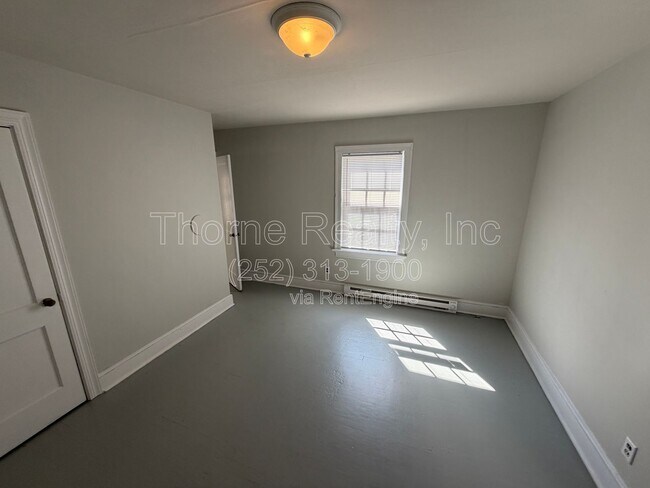 Building Photo - 914 Nashville Rd