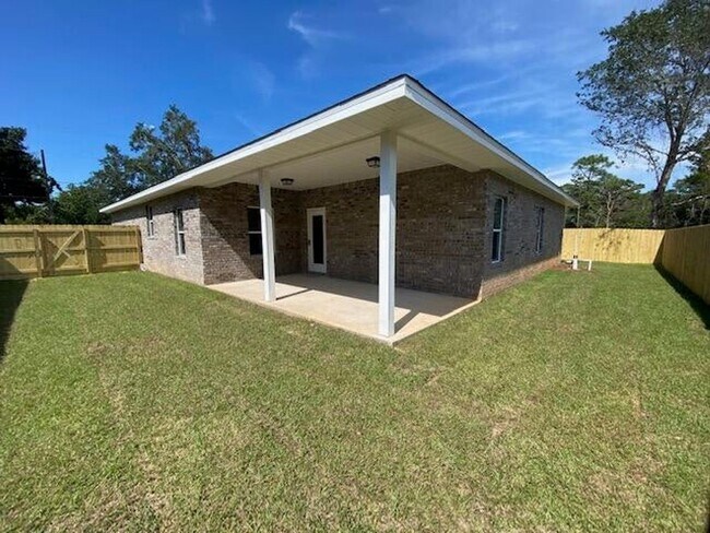 Building Photo - Spacious 3 Bedroom Home in Mary Esther!