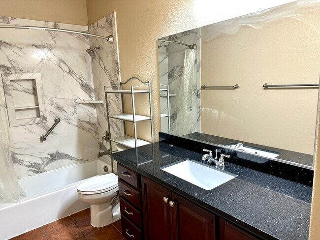 Building Photo - Stunning and spacious Portofino condo at Lakewood.