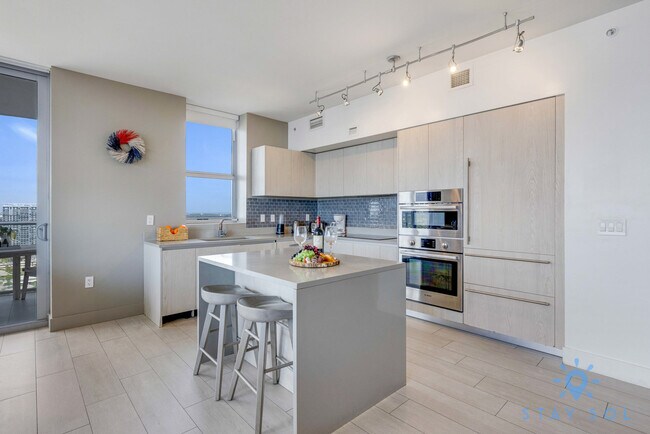 Building Photo - 4010 S Ocean Dr