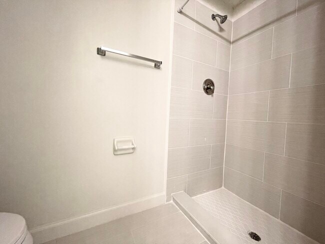 Building Photo - 2476 SE Garden Terrace