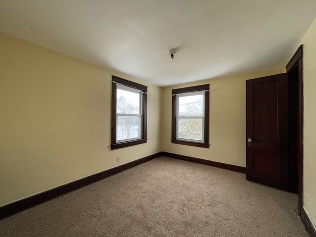 Building Photo - DREAM LOCATION !! LOOKS LIKE PRIVET ROAD !!!