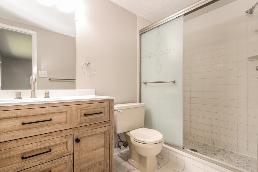 Building Photo - 15715 Country Lake Dr