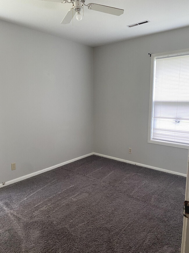 Building Photo - 605 Hillview Dr