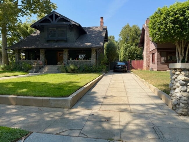 Building Photo - Furnished Craftsman Home - Pool, Entertain...