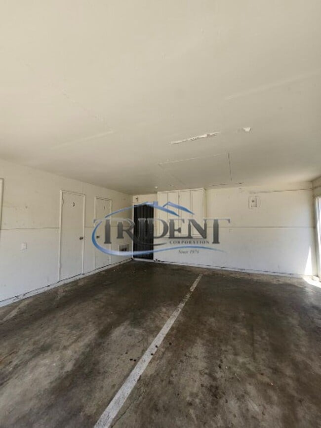 Building Photo - This is a cute 2 bedroom, 1 ½ bath townhouse.