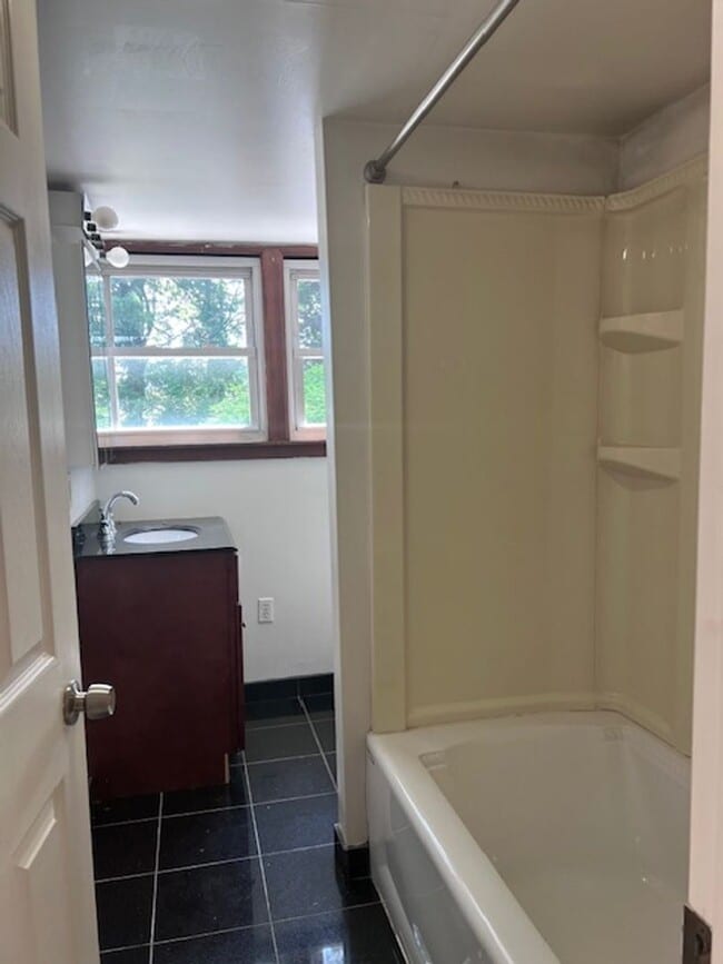 Building Photo - Large 4 bedroom, 2 1/2 bath home for rent in Ravena, NY on Rt 9W