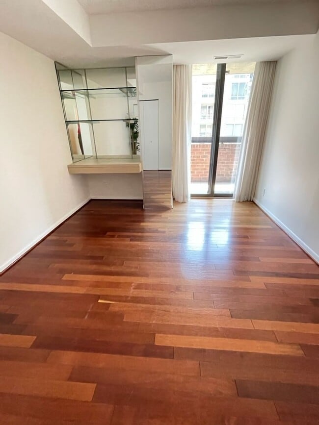 Building Photo - 2 bedroom 2 bath WITH PARKING