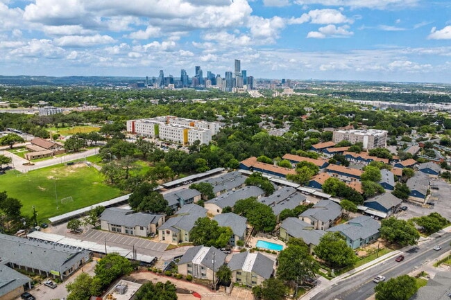 Building Photo - Clean & Bright Gated 1BR Near Downtown Austin