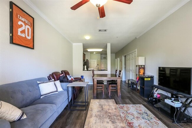 Building Photo - 910 W 25th St