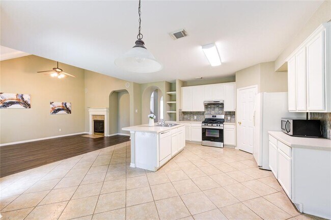 Building Photo - 6114 Breezy Hollow Ln