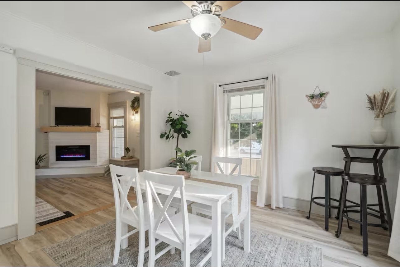 Dining area - 215 W Sibley St